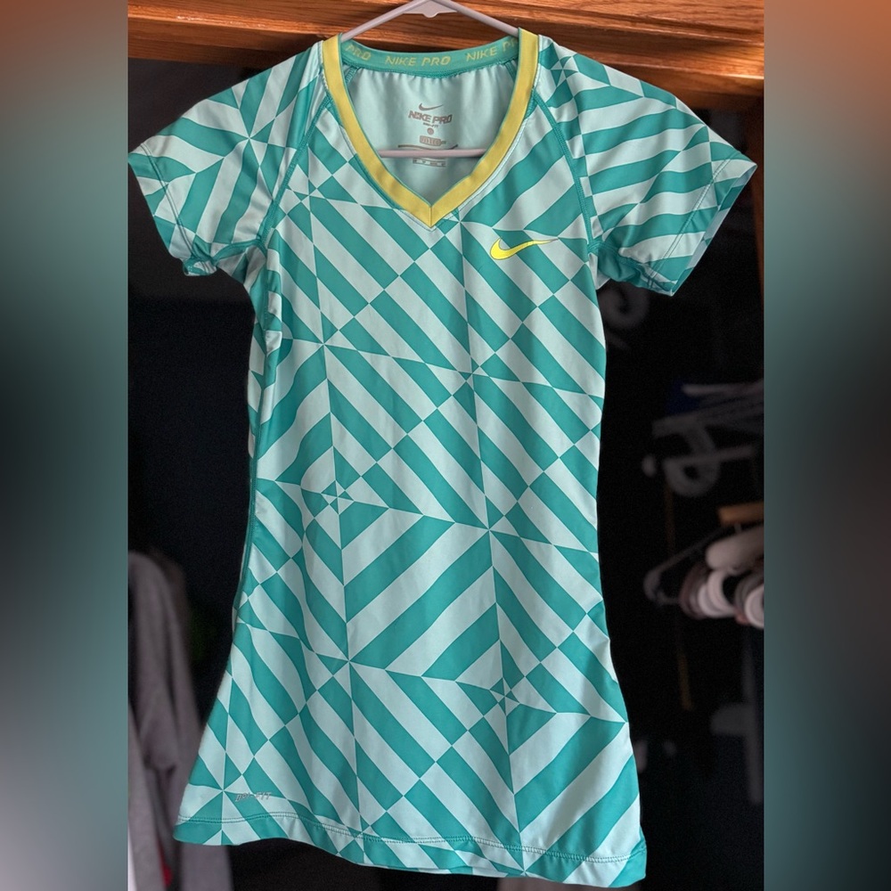Nike Pro V-Neck Dri-Fit Geometric Patterned T-shirt size XS